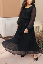 Simple And Pleated Dress in Black